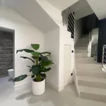 Spacious Renovated 2br Townhouse Cavour 41, Historic Centre *