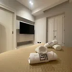 Spacious Renovated 2br Townhouse Cavour 41, Historic Centre アパート