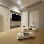 Spacious Renovated 2br Townhouse Cavour 41, Historic Centre アパート オルビア