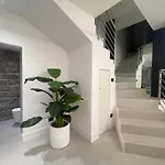 Spacious Renovated 2br Townhouse Cavour 41, Historic Centre アパート