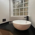 Spacious Renovated 2br Townhouse Cavour 41, Historic Centre アパート