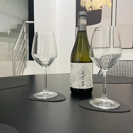 Fully Renovated 2br Spacious & Stylish Town House - Premium Location Apartment *