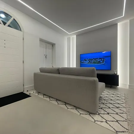 Apartment Completely Renovated 2br Spacious & Stylish Town House-amazing