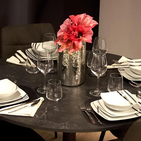 Apartment Fully Renovated 2br Spacious & Stylish Town House - Premium Location