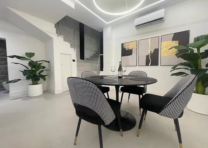 Fully Renovated 2br Spacious & Stylish Town House - Premium Location * オルビア