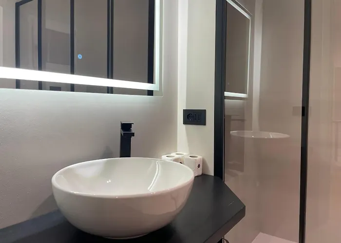 Fully Renovated 2br Spacious & Stylish Town House - Premium Location * オルビア
