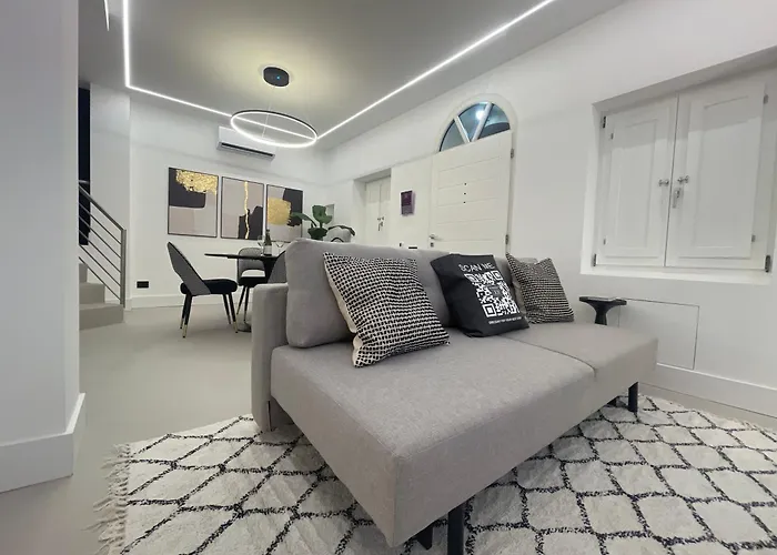 Fully Renovated 2br Spacious & Stylish Town House - Premium Location *